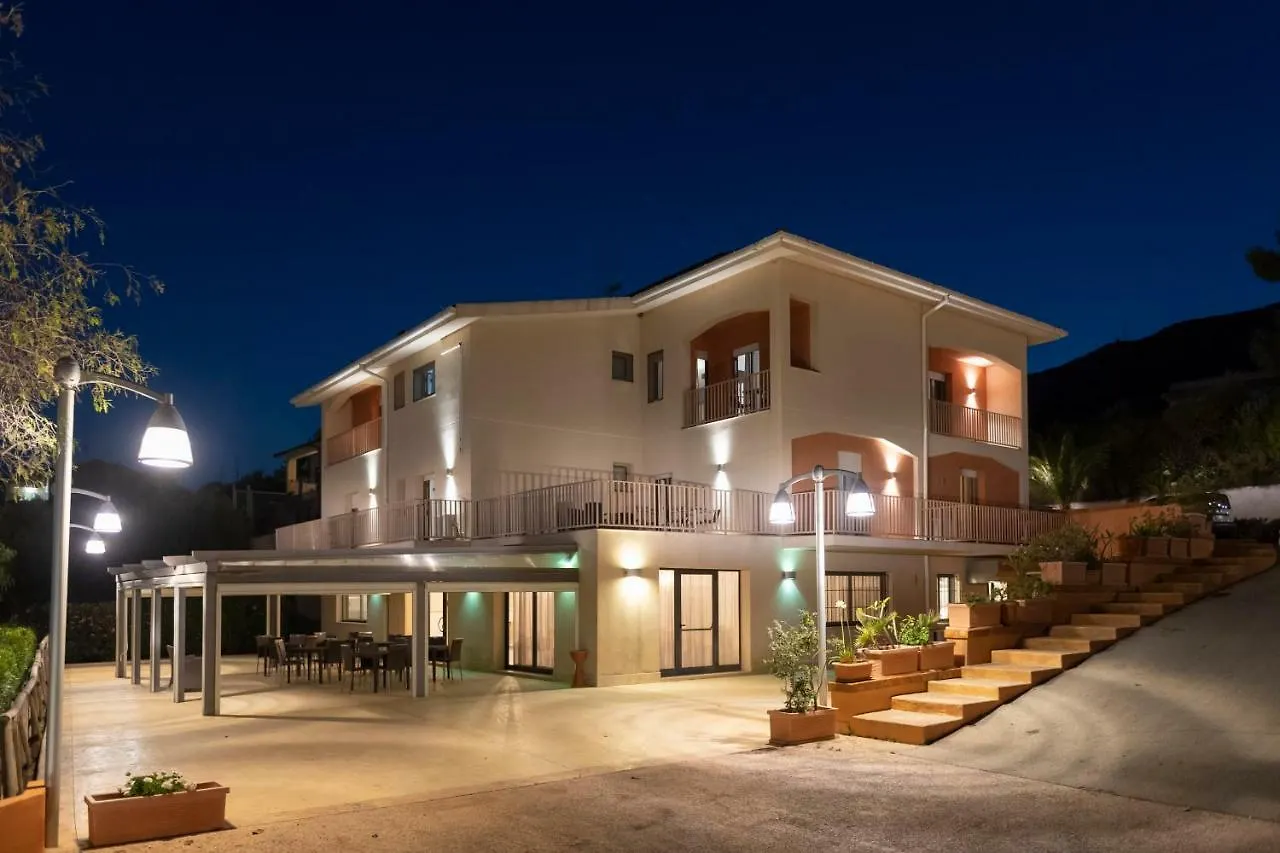 שאקה Aparthotel Isabella 2*,  איטליה